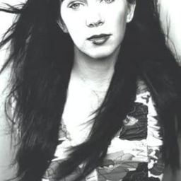 Gina-Raye Carter 飾演 Patron (uncredited)