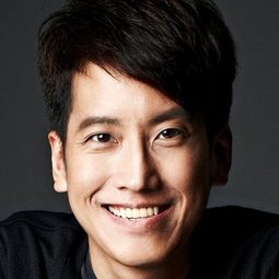 王智國 - 屍殺軍營演員 飾演Sergeant Lee Siao On