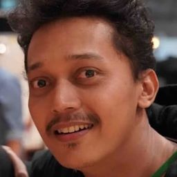 Ahmad Ramadhan 飾演 Tino