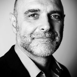 Denis Braccini 飾演 Fred