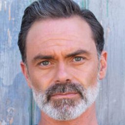 Daniel Brocklebank 飾演 Ivan