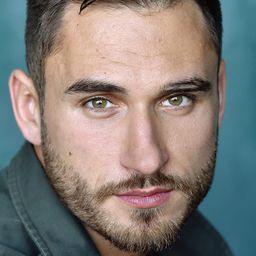 Charlie Clapham 飾演 Pack Member