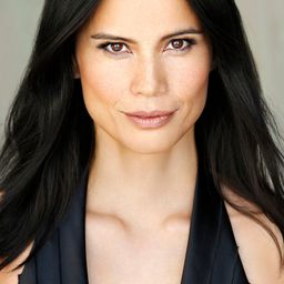 Sandy Gardiner 飾演 Mandi