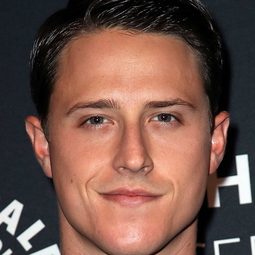 Shane Harper 飾演 Tom Paxton