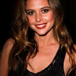 裘絲·梅琳 飾演 Marishka