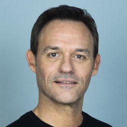 John Buchan 飾演 Storyteller