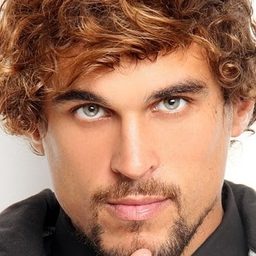 Felipe Roque 飾演 Dinho