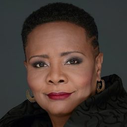 譚尼婭·平金斯 飾演 Leslie