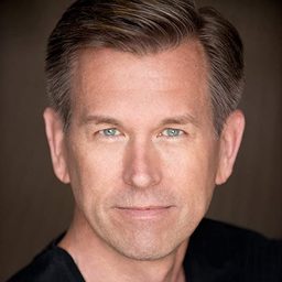 Jack Garrity 飾演 C.E.O.