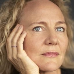 Janni Goslinga - Goudappels演員 飾演Esmé