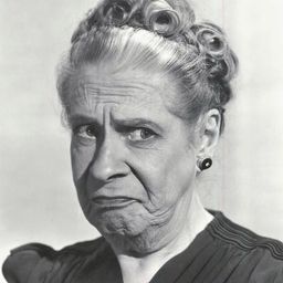 Maude Eburne 飾演 Clara West