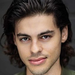 Chris Petrovski 飾演 Ricky