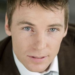 Karl Thordarson 飾演 Cecil Akerman