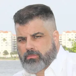 Shawn Alexander Thompson 飾演 Neighbor