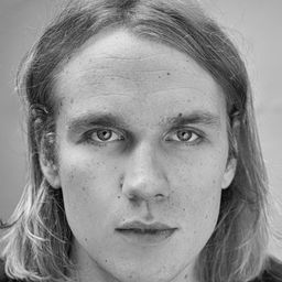 Joe Blakemore 飾演 Harry Catto