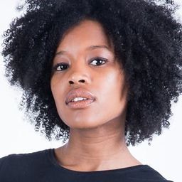 Cleo Tavares 飾演 Aisha Brito