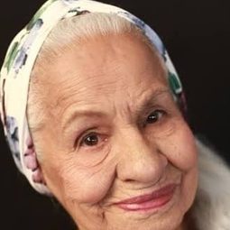 瑪麗·帕絲·馬塔 - 終極罰球演員 飾演Abuela