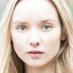 Alexandra Dowling 飾演 Charlotte Brontë