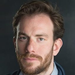 皮皮·卡特 - 1917：逆戰救兵演員 飾演Lieutenant Gordon