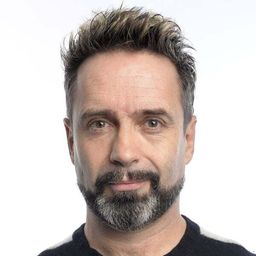 Phil Nichol 飾演 Hugo Battersby/Loco Chanelle