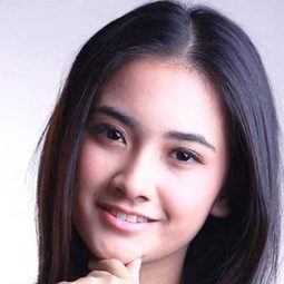 娜迪亞·阿琳娜 - Layla Majnun演員 飾演Nona