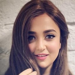 Monali Thakur - 打死不離歌星夢演員 飾演Herself (Cameo)