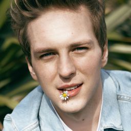 Abraham Lewis 飾演 Maurice