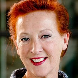 Loes Luca - Huisvrouwen bestaan niet 2演員 飾演Loes