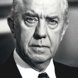 伊安·艾伯克龍 飾演 Auctioneer