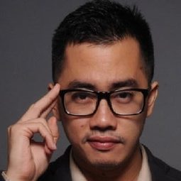 丹尼斯·阿德西斯瓦拉 飾演 Rudi