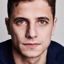 Dimitri Gripari 飾演 Boris