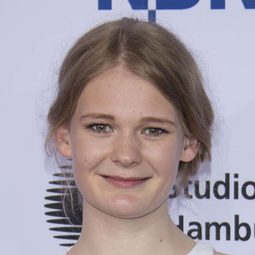 史旺緹兒·寇爾霍夫 - 騷動年代演員 飾演Ramona