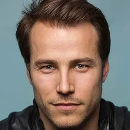 Karl E. Landler 飾演 Thomas