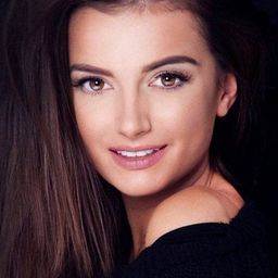 Natalia Janoszek - 禁室 365 天演員 飾演Karolina