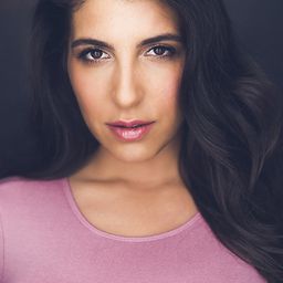 Nicole Rutigliano 飾演 Joanne