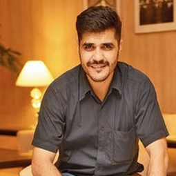 Mohommed Ali Shah 飾演 Army Major