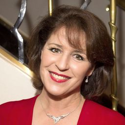 Rosemarie Ford 飾演 Bombalurina