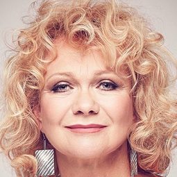 Juli Básti - Glass Tiger 3演員 飾演Joli