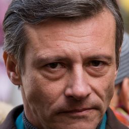 Lorenzo Gioielli 飾演 Carlo Ghezzi