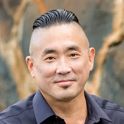 Garret Sato 飾演 Male Hairdresser