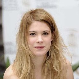 Hande Kodja 飾演 Nina