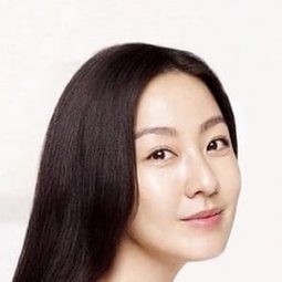 李美硏 飾演 Min Hee-soo