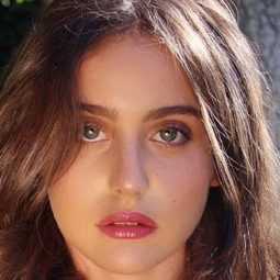 Sophie Curtis - 仇敵演員 飾演Carla