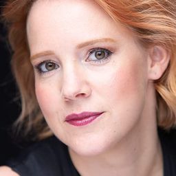 Nina Rausch 飾演 Samantha