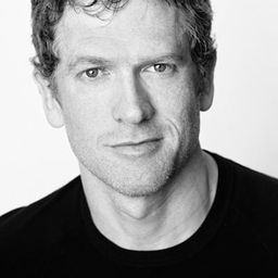 Nick Farnell 飾演 Ken White