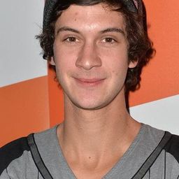 馬提亞·丹多伊斯 飾演 Julien