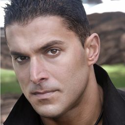 Silvio Simac 飾演 Self