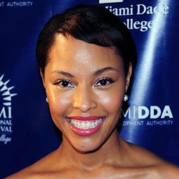 Tracey Heggins 飾演 Jo