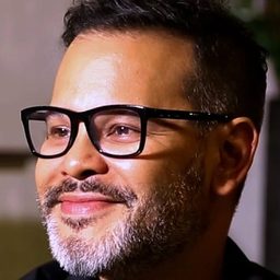 Sean Ghazi 飾演 Husni