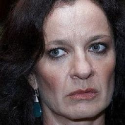 Oxana Moravec 飾演 College Secretary